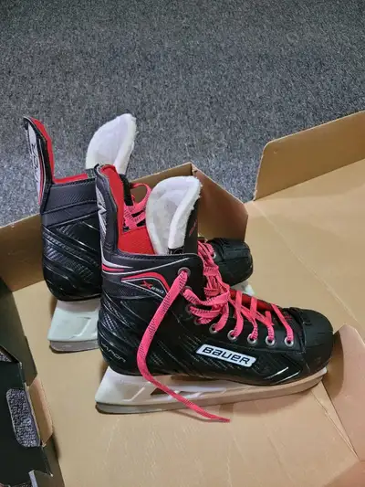 Bauer vapor X250 skates size 7, View more