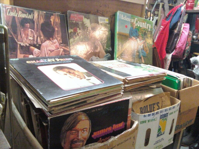 LOTS OF VINYL RECORDS in Arts & Collectibles in Belleville