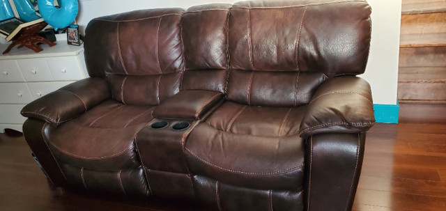 Beau sofa inclinable en suédine dans Chaises, Fauteuils inclinables  à Laval/Rive Nord - Image 2