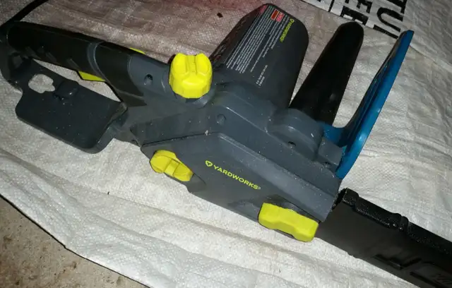 Yardworks 12A Electric Chainsaw, 16-in #054-5749-2 in Outdoor Tools & Storage in Owen Sound - Image 6