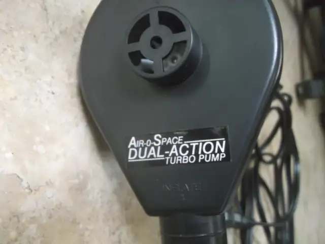 Matelas double gonflable. in Beds & Mattresses in Trois-Rivières - Image 9