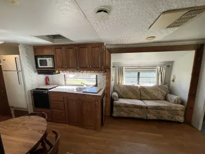 1992 Golden Falcon 37ft XLG This is a 2 bedroom model with a bathroom (including bath/shower), Kitch...