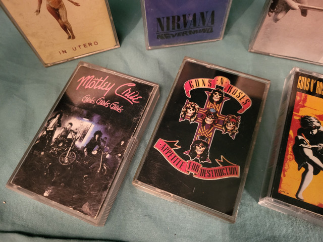 Cassette/ tape nirvana,  motley crue, guns n roses,  ect dans CD, DVD et Blu-ray  à Laval/Rive Nord - Image 2