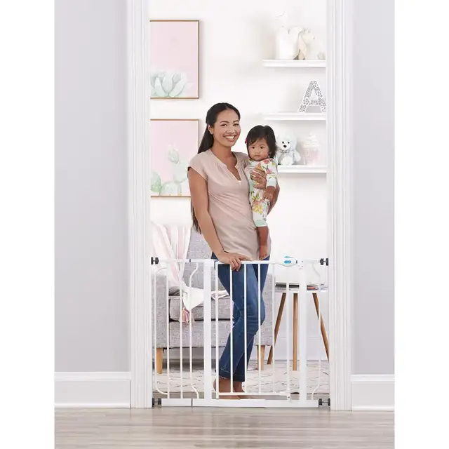 REGALO EASY OPEN EXTENDABLE EXTRA WIDE SAFTEY GATE - 29" - 47"  in Gates, Monitors & Safety in Barrie - Image 3