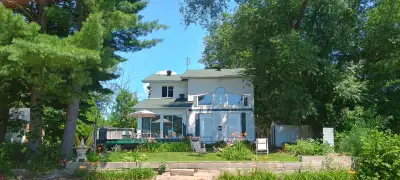 Fully furnished House to Rent on the Ottawa River and view of the Gatineau Hills. Dead-end street, 2...