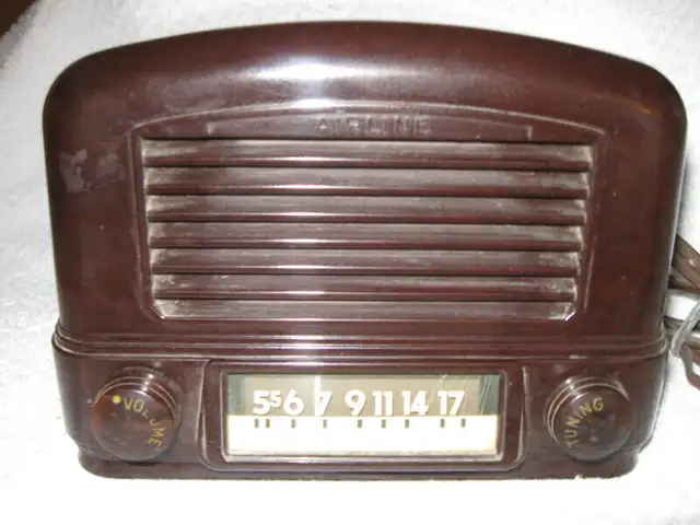 Wards Airline Radio in Arts & Collectibles in Moose Jaw - Image 2