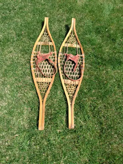 Raquettes de bois et babiche.  Déco ou sport., View more