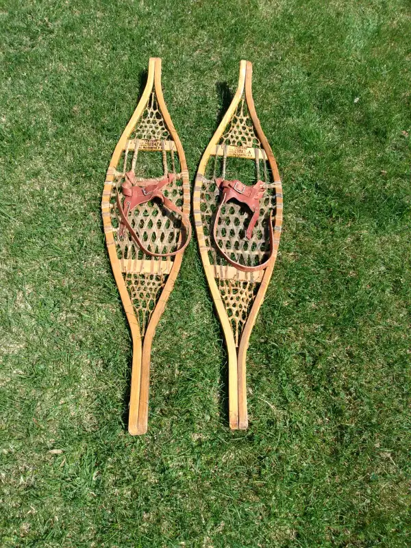 Raquettes de bois et babiche.  Déco ou sport. in Other in Lévis - Image 2