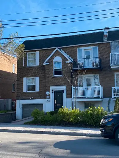 5 1/2 in triplex facing park Van Horne next to Plamondon Metro.