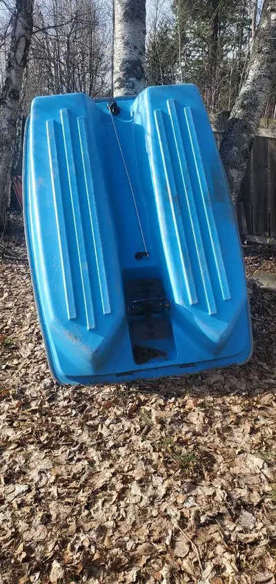 Get ready for some fun on the water with this Sun Dolphin 5-seat paddle boat! This boat has seen its...