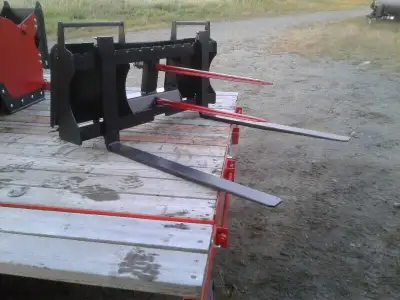 Fourche à Palettes combiné avec un pic à balles. Châssis avec une capacité de 1000 lbs à 24" Fournis...
