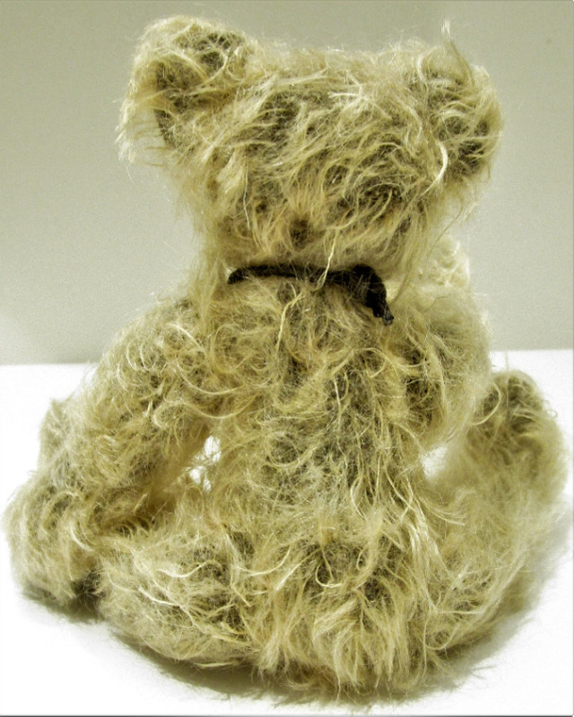 "BURTON", CANADIAN ARTIST, MOHAIR JOINTED BEAR (#117) in Arts & Collectibles in Hamilton - Image 3