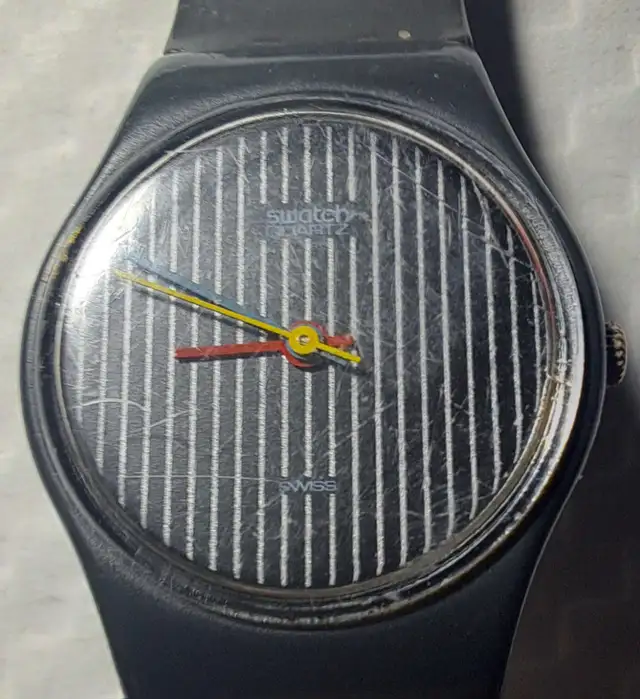 Vintage Ladies Swatch Watch Miss Pinstripe Miss Channel LA100 in Jewellery & Watches in City of Montréal - Image 2