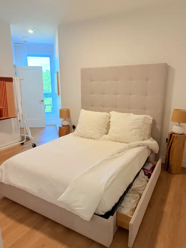 Base de lit Jaymar Grandeur Queen avec tiroirs latérales in Beds & Mattresses in City of Montréal - Image 3