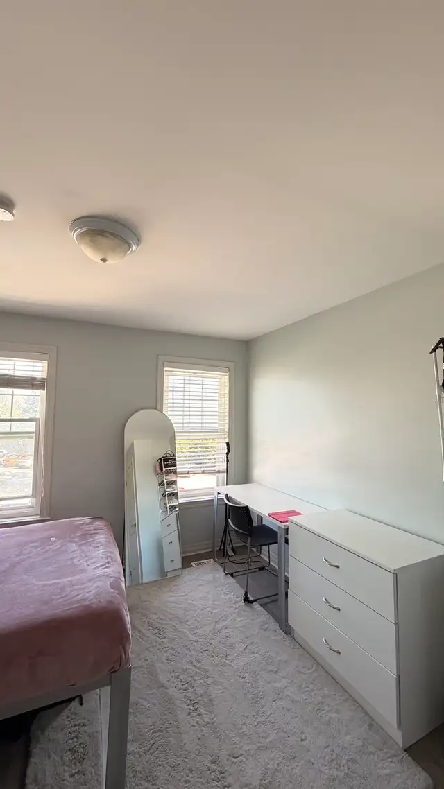 Private room + bath in Room Rentals & Roommates in Oshawa / Durham Region - Image 9