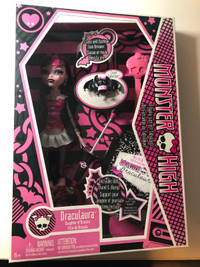 Monster High 2009 doll Draculaura MIB $425 OBO