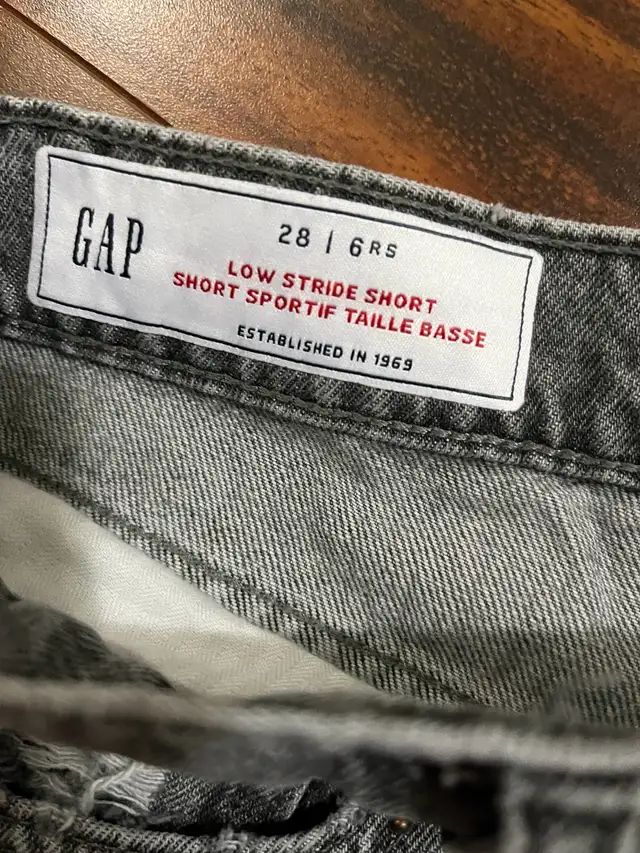 Gap women’s size 28 (6) denim shorts, grey distressed in Women's - Bottoms in Oshawa / Durham Region - Image 3