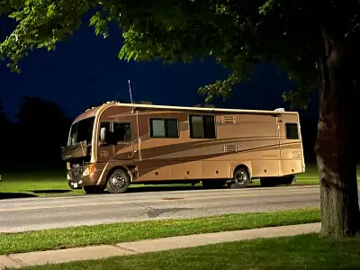 I'm selling a 2006 Pace Arrow 36D motor home $49,000 OBO Equipped with a W24 Chevy 8.1L Workhorse en...