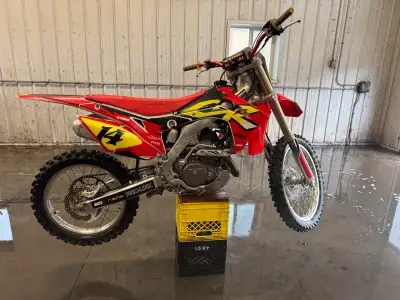 Honda CRF 450R New front and rear brake pads. New chain and sprockets. New swing arm bushings and be...