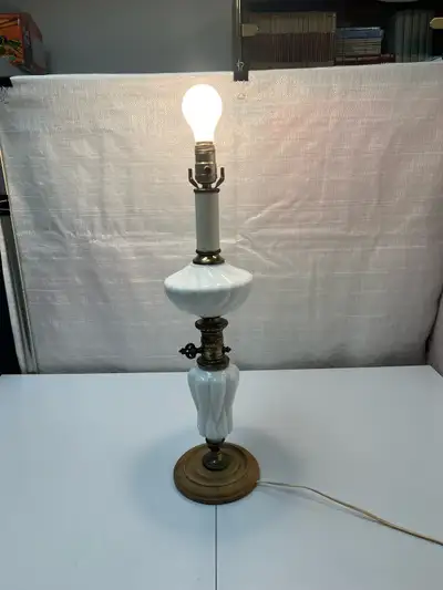 Lampe de Table Vintage en Verre / Vintage White Glass Table Lamp, View more