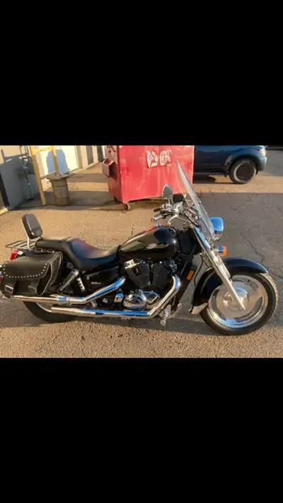 Nearly mint condition Honda Shadow Sabre, VT1100, original, saddle bags are removed but available ,...