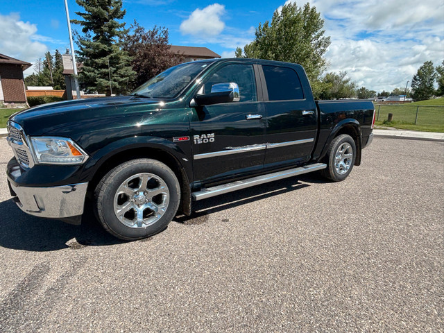 2015 Ram Laramie EcoDiesel 4x4 183k km $21,000 in Cars & Trucks in Calgary