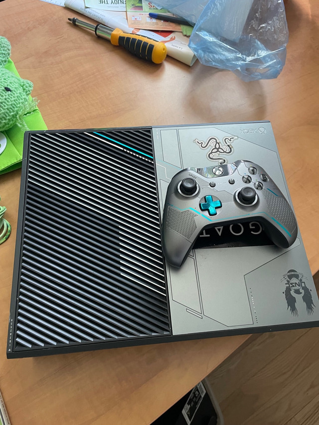 Xbox one halo edition  in XBOX One in Bedford