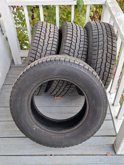 4 Pneus d'hiver TOYO OBSERVE 215/70R16 100H GSI-6LS Usagé, ont roulé 2 hivers. Très bonne condition