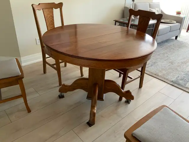 Reduced $175 !!!!! entire set in Dining Tables & Sets in Hamilton - Image 2