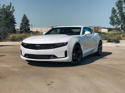 Snap up this automatic Camaro in time to enjoy the summer! 1LT with RS package 2.0L Turbo Great fuel...