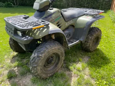 This pre-owned 1997 Polaris Sportsman 500 is a rugged and reliable 4x4 utility ATV, perfect for tack...