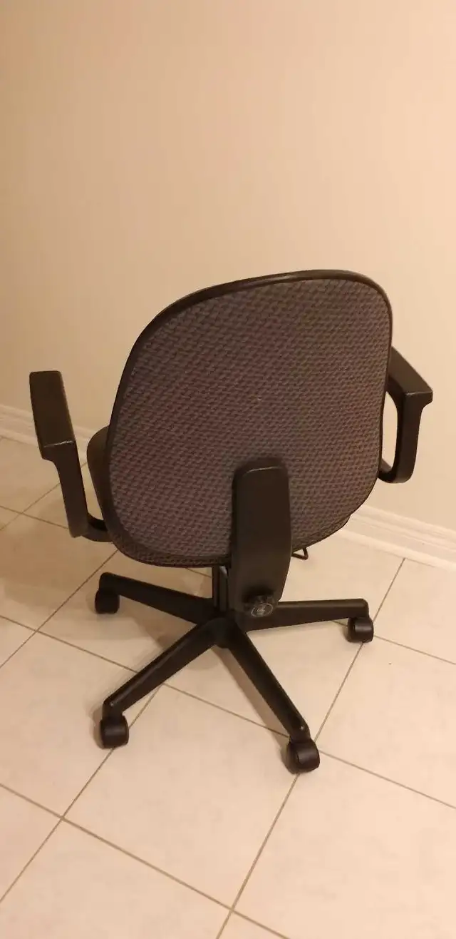 Office Chair in Chairs & Recliners in Markham / York Region - Image 3