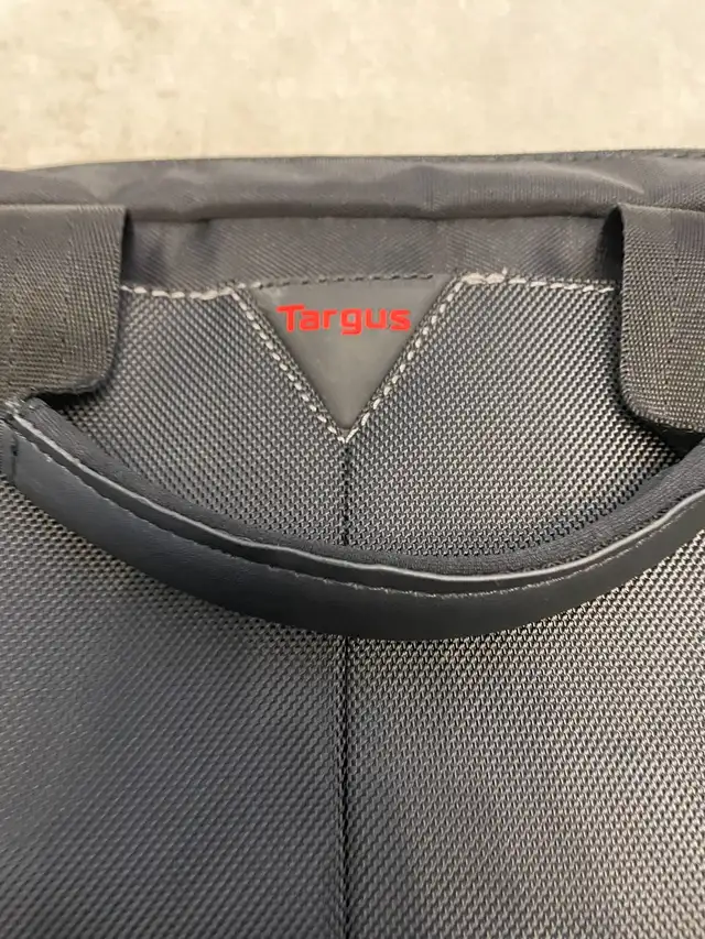 LIKE New Targus 14 inch laptop bag in Laptop Accessories in Oakville / Halton Region - Image 5