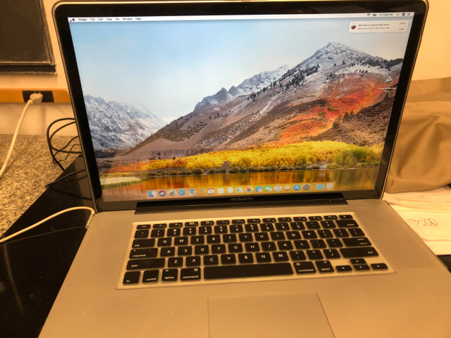 Macbook pro 17" in Laptops in Thunder Bay