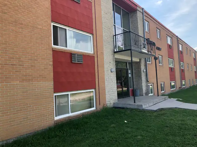 AVAILABLE IMMEDIATELY - 2 Bedroom - EK/Elmwood - 320 Poplar Ave