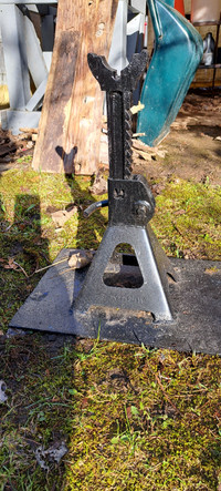 Jack stand with welded plate