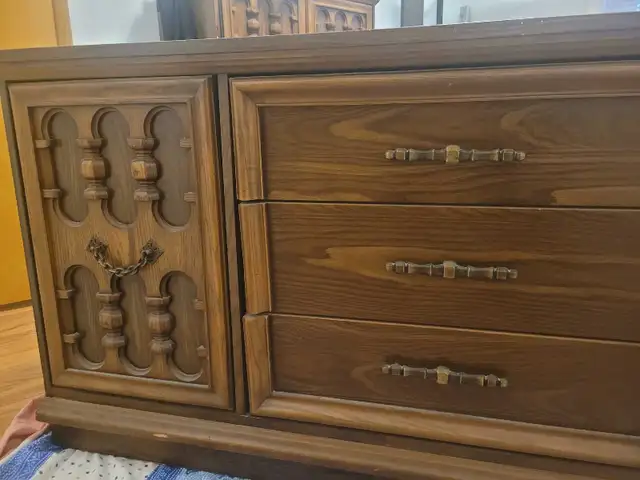 Wooden vintage dresser in Dressers & Wardrobes in City of Toronto - Image 3