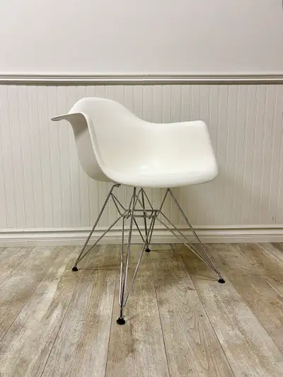Iconic mid-century modern style dining set featuring a 48” round table and four white molded armchai...