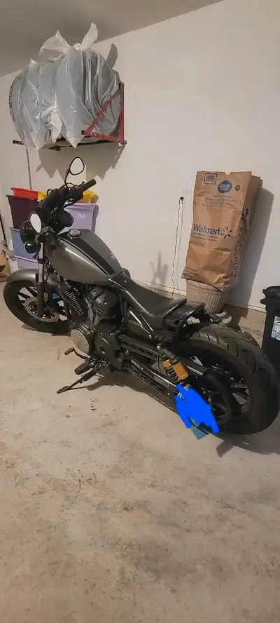 Selling a mint condition 2015 Yamaha Bolt with a bobber kit. - 950 cc - 11k km - always stored indoo...