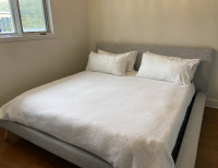 King size bed with memory foam king mattress (Leesa).