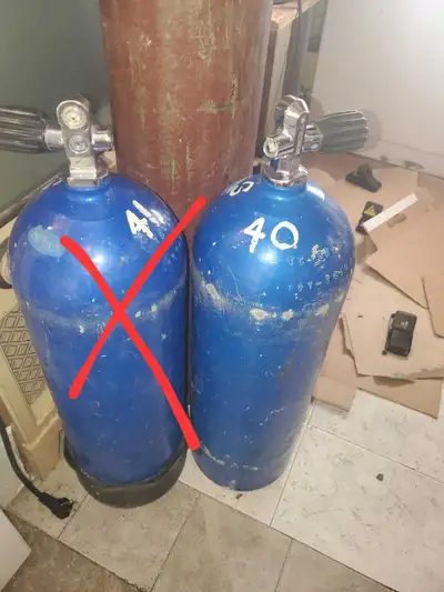 This is a pre-owned scuba diving tank featuring a blue finish and high-pressure valve, ideal for you...