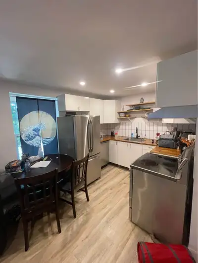 Jolie 31/2 avec entrée privative, véranda, stationnement et cour commune. Ce logement est situé en p...