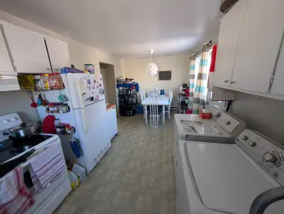 4 ½, 2em étage,1300.00/mois 1465 Rue Beaumont,Longueuil, J4M 1B8 2 chambres fermées, planchers bois...