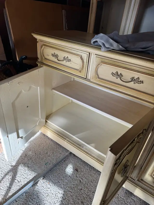 Vintage French Provincial Hutch + Credenza Set – Solid Wood in Hutches & Display Cabinets in Mississauga / Peel Region - Image 5