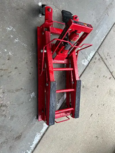 Torin Big Red Motocycle Jack. Only used a couple of times. Save your self some money and work on you...