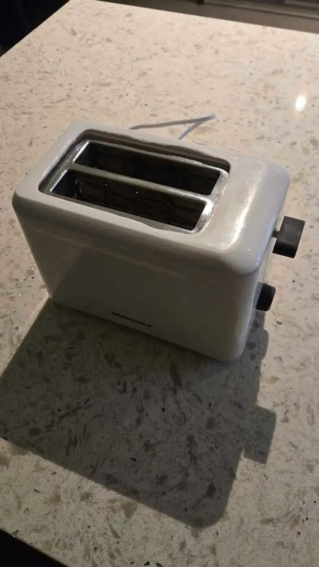 White toaster in Toasters & Toaster Ovens in Markham / York Region - Image 3