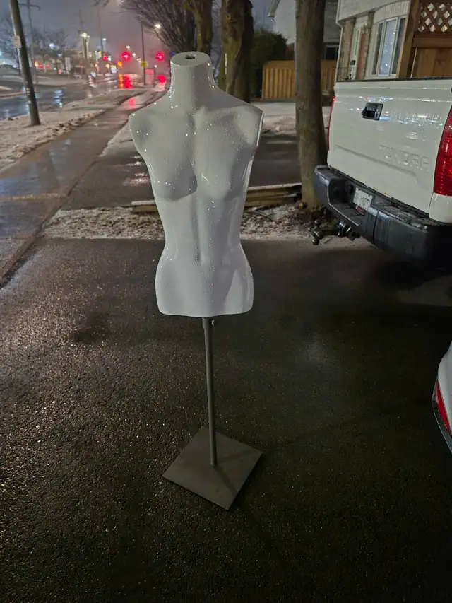Ceramic mannequin height adjusts in Other in Ottawa - Image 2