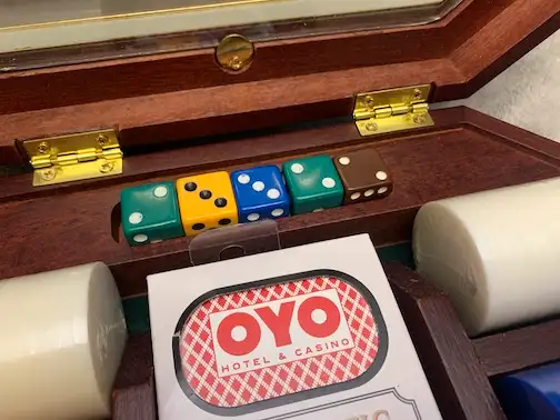 VINTAGE CLASSIC WOODEN CASE NEW IN BOX POKER CHIPS WITH CARDS AN in Arts & Collectibles in Mississauga / Peel Region - Image 6