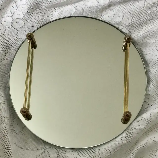 Round Mirrored Vanity Tray with Gold Tone Handles in Home Décor & Accents in Ottawa - Image 2