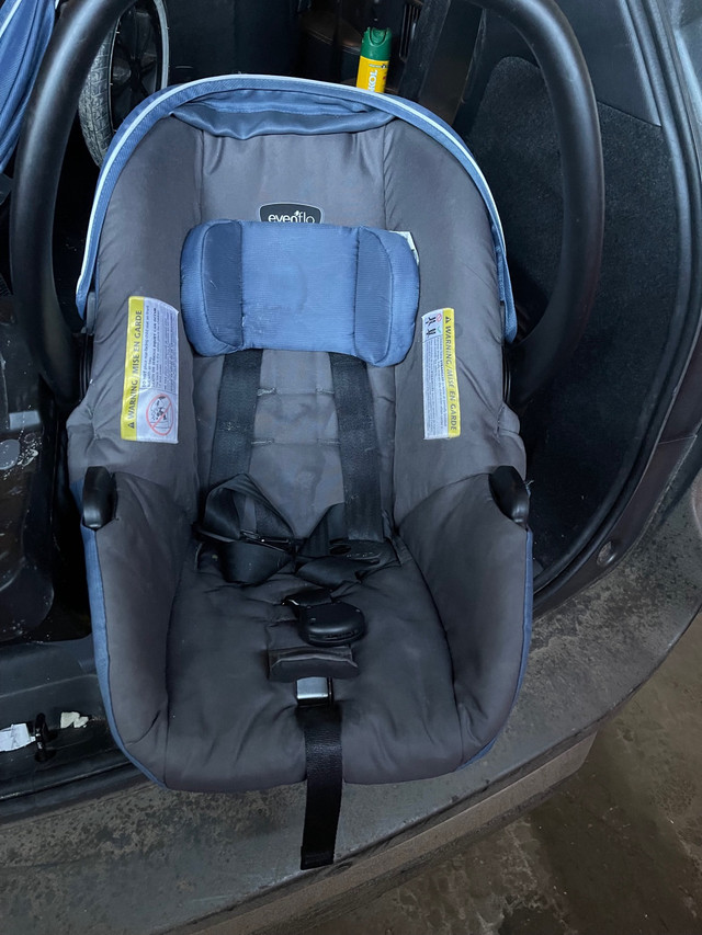 Car seat and base  in Strollers, Carriers & Car Seats in Saskatoon